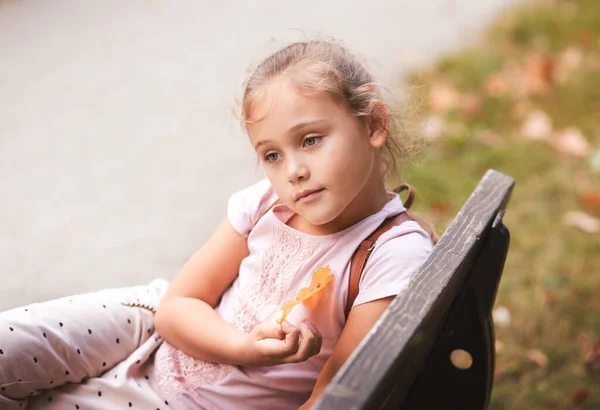 Portret Pięknej Dziewczynki Jesienią Parku — Zdjęcie stockowe