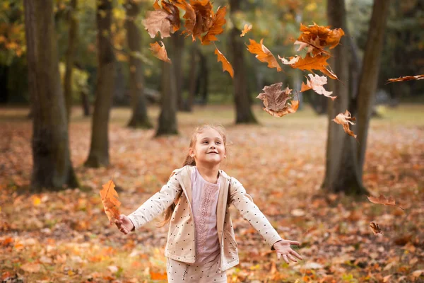 女の子トスは秋にPrakaに葉 — ストック写真