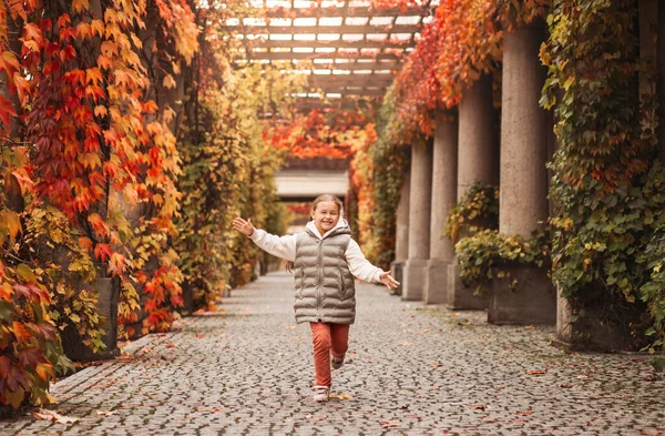 Ένα Μικρό Όμορφο Κορίτσι Τρέχει Μέσα Από Ένα Όμορφο Φθινοπωρινό — Φωτογραφία Αρχείου