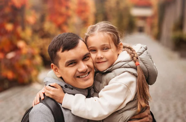 Молодий Щасливий Тато Маленька Донька Обіймаються Осінньому Парку Сімейний Час — стокове фото