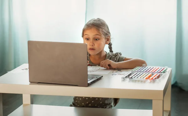 小さな女の子がコンピュータの画面の前に描画されます ビデオオンライン図面レッスン — ストック写真