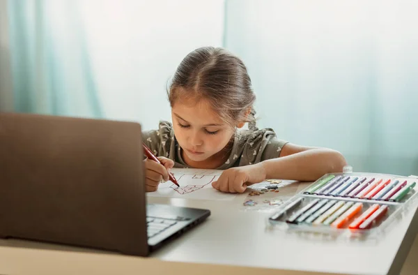 小さな女の子がコンピュータの画面の前に描画されます ビデオオンライン図面レッスン — ストック写真