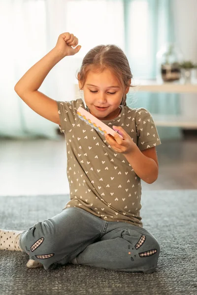 Маленька Дівчинка Тримає Телефон Гільзою Руках — стокове фото