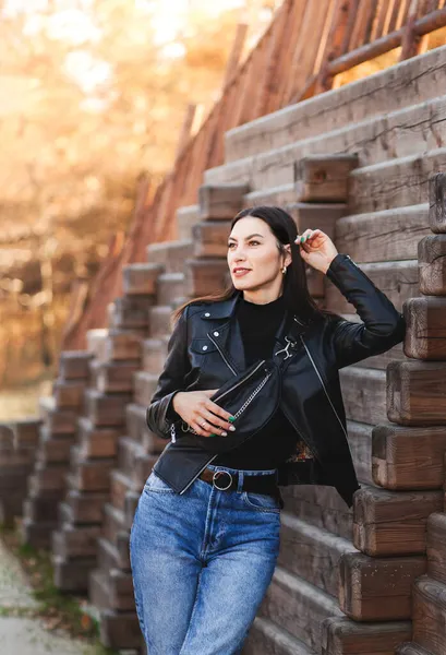 Sonbaharda Parkta Siyah Deri Ceketli Esmer Bir Kadın Şehir Caddesine — Stok fotoğraf