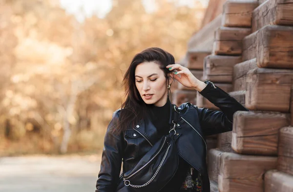 Sonbaharda Parkta Siyah Deri Ceketli Esmer Bir Kadın Şehir Caddesine — Stok fotoğraf