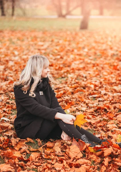 Sonbaharda Halka Açık Bir Parkta Oturan Genç Bir Kadın — Stok fotoğraf