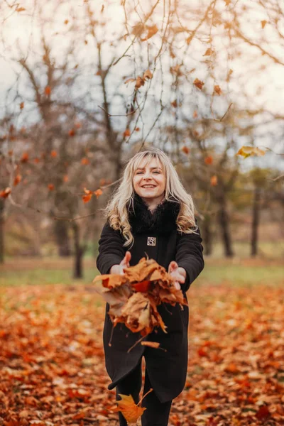 Çok Mutlu Gülümseyen Kız Sonbahar Parkında Eğleniyor — Stok fotoğraf