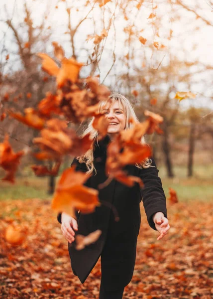 Πολύ Χαρούμενη Και Χαμογελαστή Κοπέλα Είναι Στο Πάρκο Φθινόπωρο Διασκεδάζοντας — Φωτογραφία Αρχείου