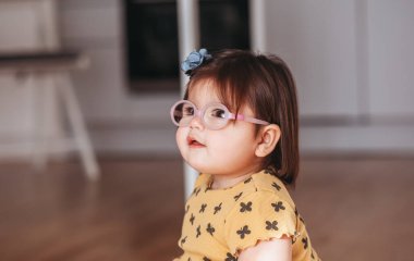 Gözleri bozuk bir bebek. Gözlüklü bir çocuk. Tatlı kız Weari.