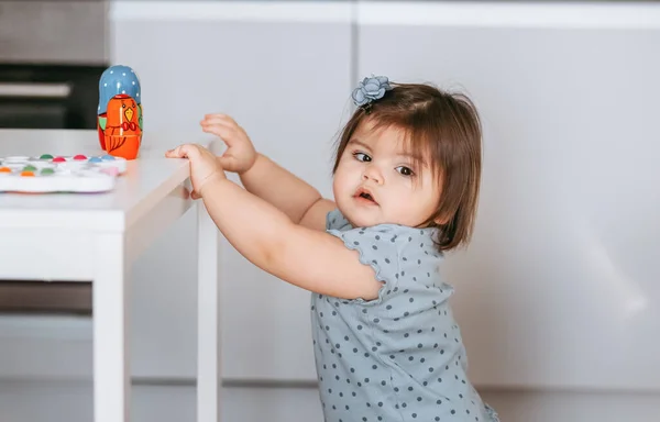 Красива Однорічна Дівчинка Бавиться Освітньою Іграшкою Стоїть Столом Затишній Дитячій — стокове фото