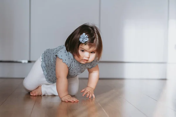 可爱的幼儿手和膝在家里学习走路 小女孩四脚爬行 第一步在室内玩耍 照看小孩的概念 — 图库照片
