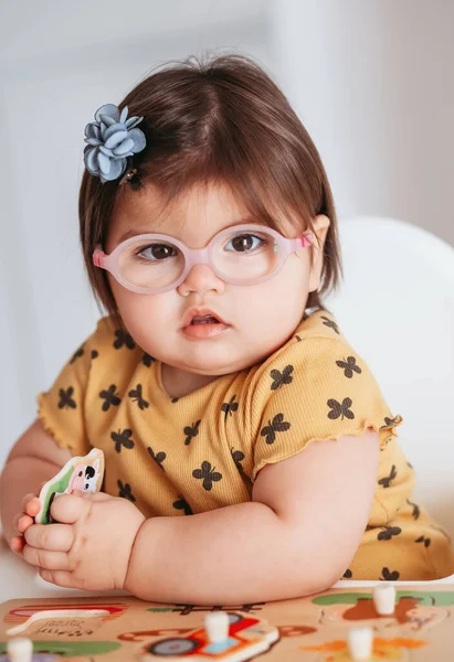 Pequena Menina Usava Óculos Brincando Com Brinquedos — Fotografia de Stock