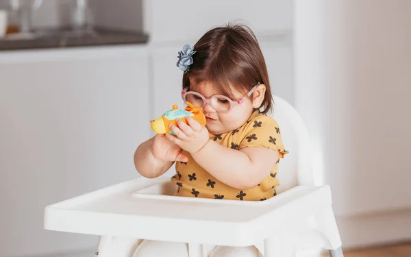 小女孩戴着眼镜玩玩具 — 图库照片