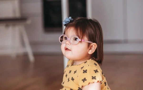 Dziewczynka Biednym Eyesight Child Szkła Cute Dziewczyna Nosić — Zdjęcie stockowe