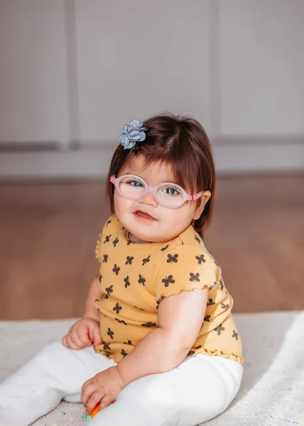 Menina Com Pobre Eyesight Child Com Glasses Cute Weari Menina — Fotografia de Stock