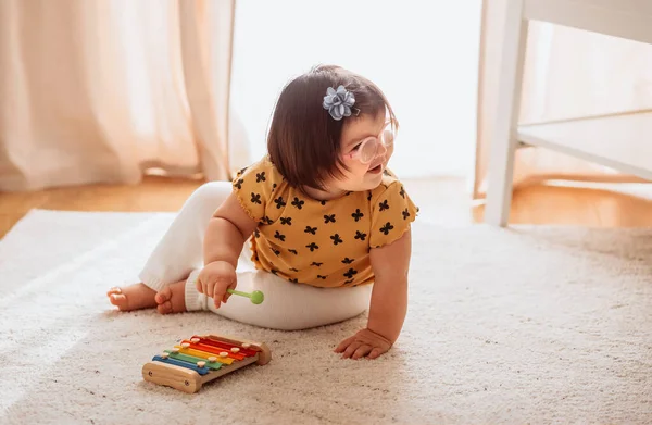 Маленька Дівчинка Носила Окуляри Граючи Іграшками — стокове фото