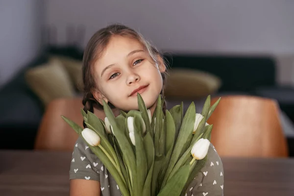 Портрет Красивої Красивої Дівчини Тюльпанами Білих Квітів Індійських — стокове фото