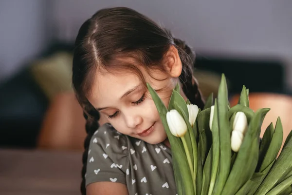 Портрет Красивої Красивої Дівчини Тюльпанами Білих Квітів Індійських — стокове фото