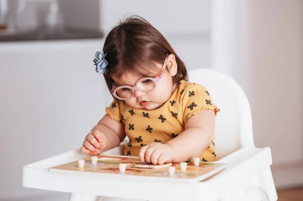 Маленька Дівчинка Носила Окуляри Граючи Іграшками — стокове фото