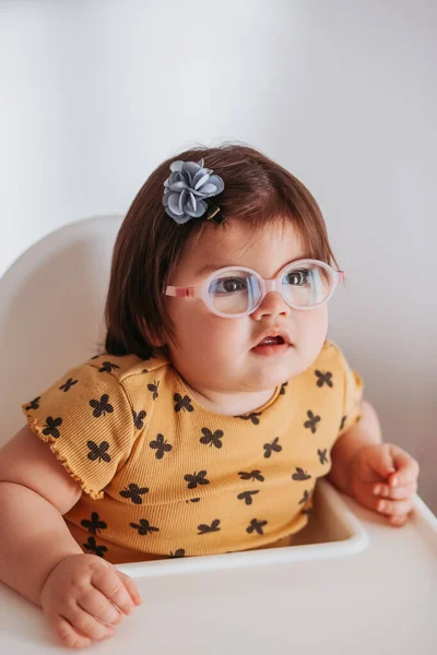 Pequena Menina Usava Óculos Brincando Com Brinquedos — Fotografia de Stock