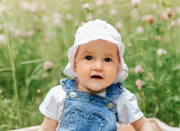 Portriat Bedårande Charmiga Småbarn Flicka Blommor Äng Leende Glad Baby — Stockfoto