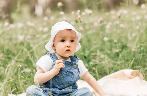 Portriat Bedårande Charmiga Småbarn Flicka Blommor Äng Leende Glad Baby — Stockfoto