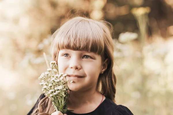 Liten Flicka Den Blonda Sommaren Utomhus Med Blommor — Stockfoto