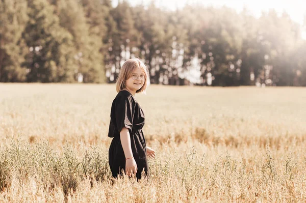 Gün Batımında Tarlada Siyah Elbiseli Güzel Bir Genç Kız Çok — Stok fotoğraf