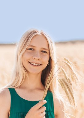 Güzel, romantik bir kız. Gree 'li güzel genç kız.