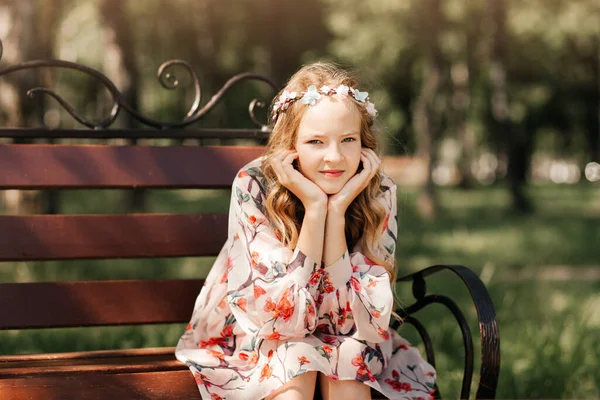 Gadis Remaja Pirang Tersenyum Berpose Kebun Musim Panas Mengenakan Bunga — Stok Foto