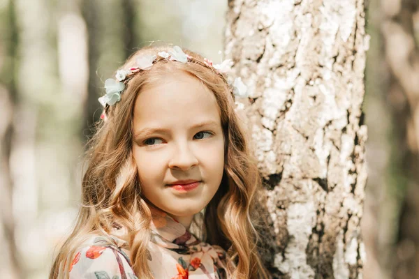 Sorridente Ragazza Adolescente Bionda Posa Nel Giardino Estivo Indossare Fiore — Foto Stock