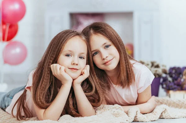 Дві Гарненькі Сестрички Щасливо Сміються Сміються — стокове фото