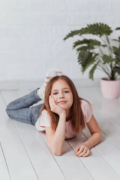 Sorrindo Menina Pensando Olhando Para Câmera Quarto Casa — Fotografia de Stock