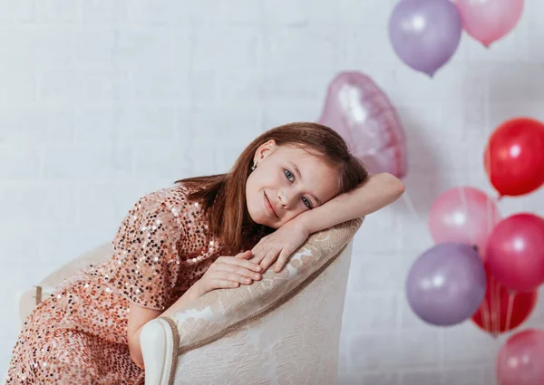Hübsches Kleines Mädchen Scherzt Auf Geburtstagsparty — Stockfoto