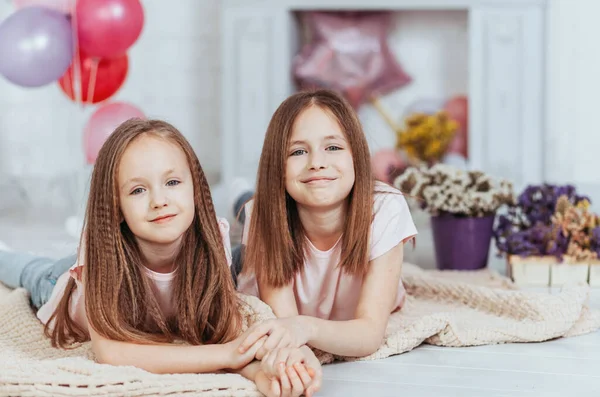 Dwie Śliczne Dziewczynki Siostry Szczęśliwie Przytulają Się Śmieją Obrazek Stockowy