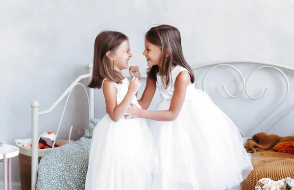 Две Девчонки Белых Платьях Яркой Студии Веселятся — стоковое фото