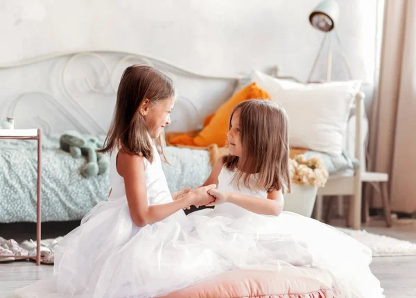 Дві Маленькі Дівчата Білих Сукнях Яскравій Студії Мають Жожоу — стокове фото
