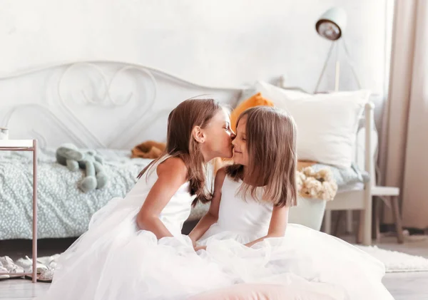 Дві Маленькі Дівчата Білих Сукнях Яскравій Студії Мають Жожоу — стокове фото