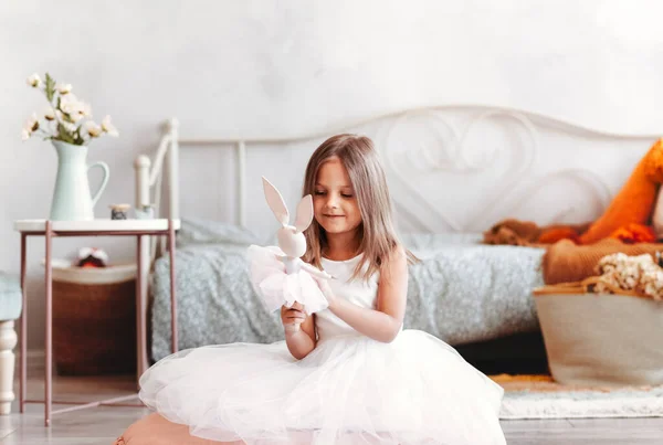 Kleines Lächelndes Süßes Mädchen Schönem Weißen Kleid Sitzt Mit Stofftier — Stockfoto