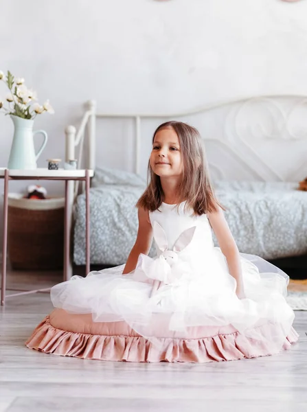 Kleines Lächelndes Süßes Mädchen Schönem Weißen Kleid Sitzt Mit Stofftier — Stockfoto