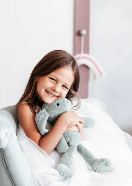 Маленька Усміхнена Мила Дівчина Красивій Білій Сукні Сидить Якою Іграшкою — стокове фото