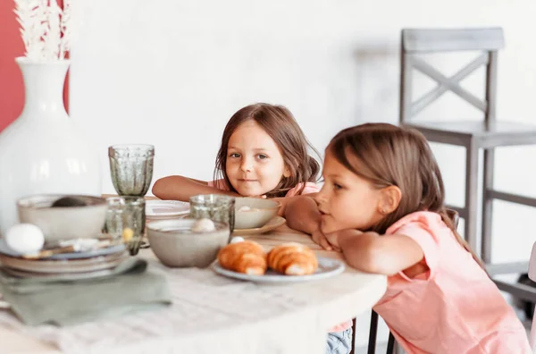Duas Garotinhas Sentadas Mesa Cozinha Crianças Tomando Café Manhã Casa — Fotografia de Stock