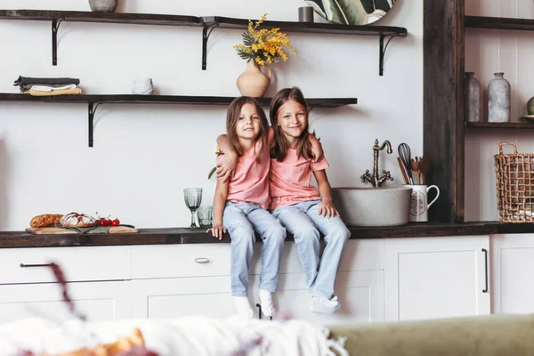 Дві Маленькі Дівчата Сидять Кухонному Столі Щасливий Спосіб Життя Сімейні — стокове фото