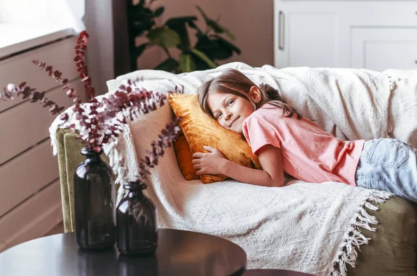 Positivo Sorrindo Menina Adolescente Loira Deitada Sofá — Fotografia de Stock