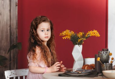 Küçük tatlı bir kız yemek bekliyor..