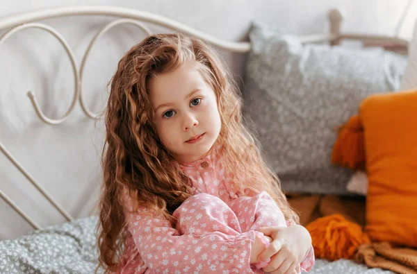 Fechar Menina Solitária Quarto Com Brinquedos Ficar Casa Sozinho Chateado — Fotografia de Stock