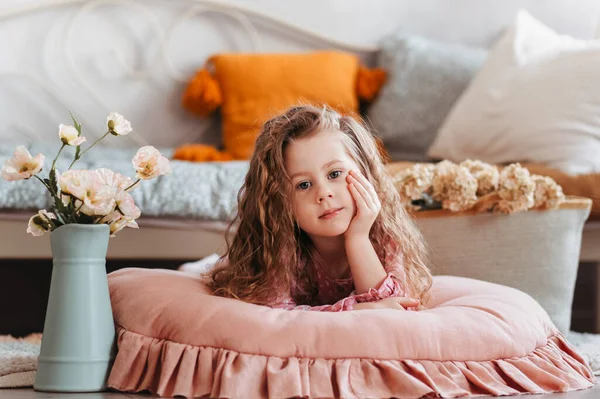 Крупним Планом Самотня Маленька Дівчинка Спальні Іграшками Залишатися Вдома Наодинці — стокове фото