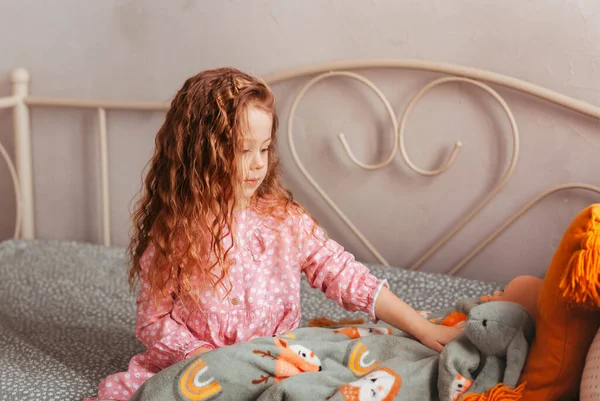 Девочка Идет Кровать Серый Кролик Игрушка Своей Спальне Малыш Готовься — стоковое фото