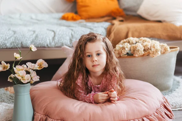 Крупним Планом Самотня Маленька Дівчинка Спальні Іграшками Залишатися Вдома Наодинці — стокове фото