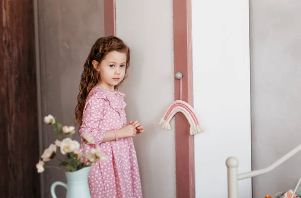 Fechar Menina Solitária Quarto Com Brinquedos Ficar Casa Sozinho Chateado — Fotografia de Stock